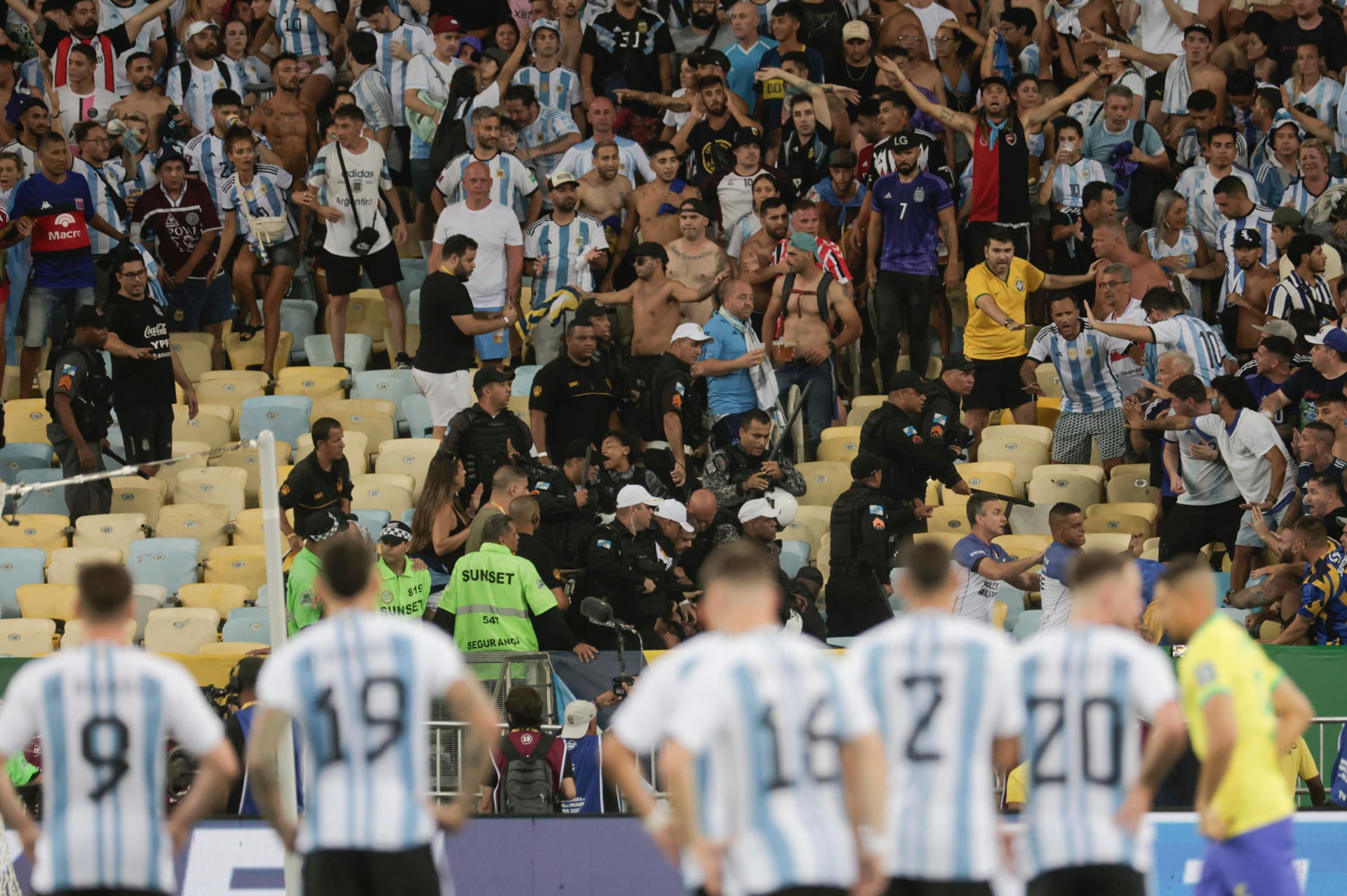 Llegaron las sanciones por los actos de violencia en la previa al partido Brasil-Argentina.