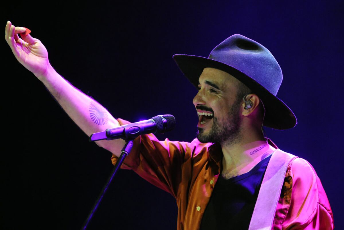 Abel Pintos sorprendió con una nueva versión en bachata de “Abrazándonos” junto a Francisca Valenzuela