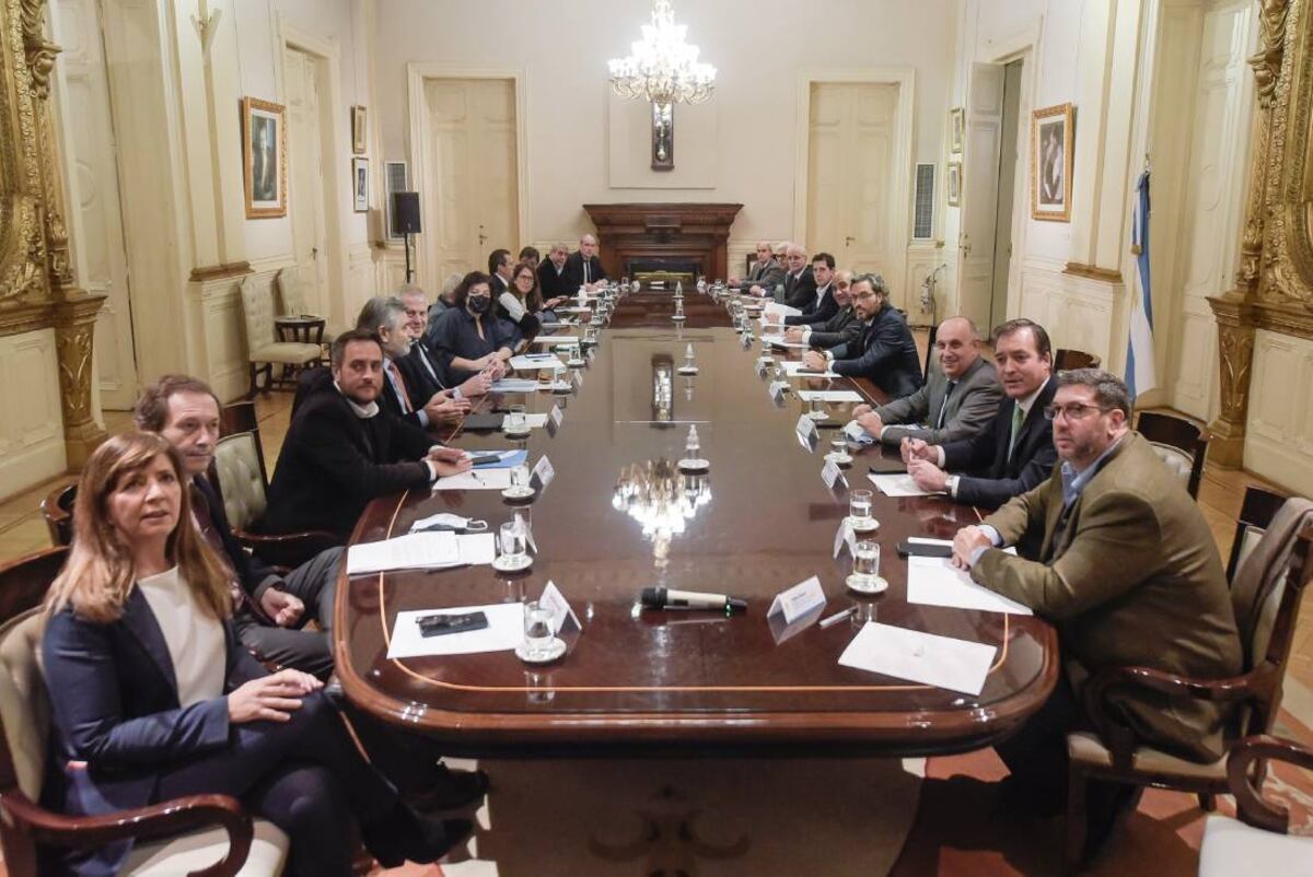 Ante la subida del dólar y la escasez de gasoil, el Gabinete se reunió con algunas ausencias de peso