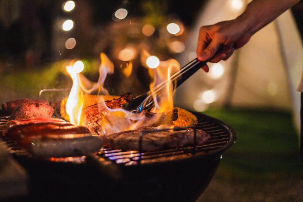 Las brasas se prendieron, pero que había sobre la parrilla. 