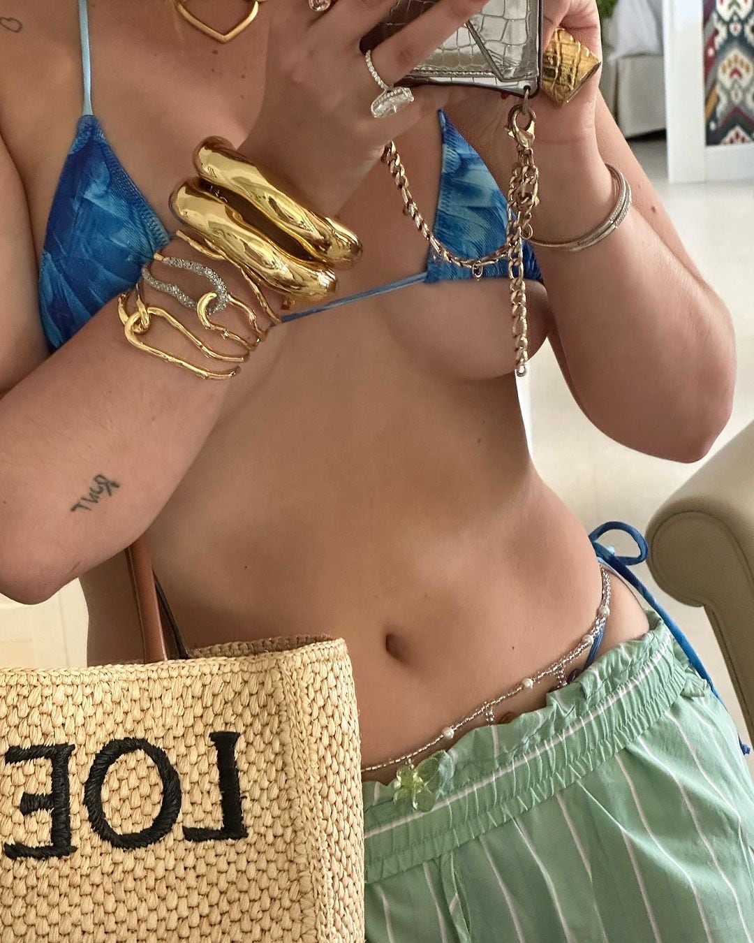 Bella Thorne derritió corazones en Instagram con una extrema microbikini celeste.