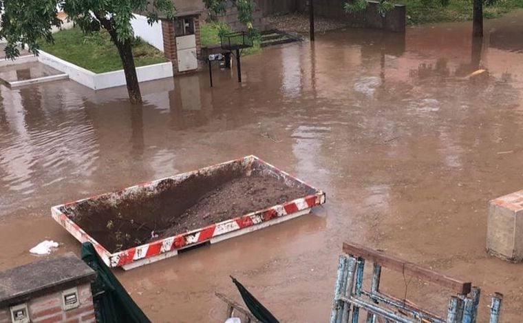 Se inundaron las calles del country La Catalina. Vecinos de la zona denuncian falta de respuesta de la Municipalidad.