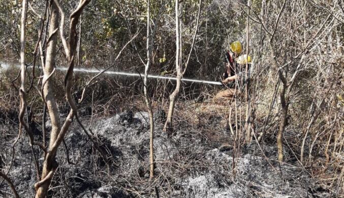 Bomberos voluntarios de Puerto Iguazú sofocan incendio en las 2.000 Hectáreas.