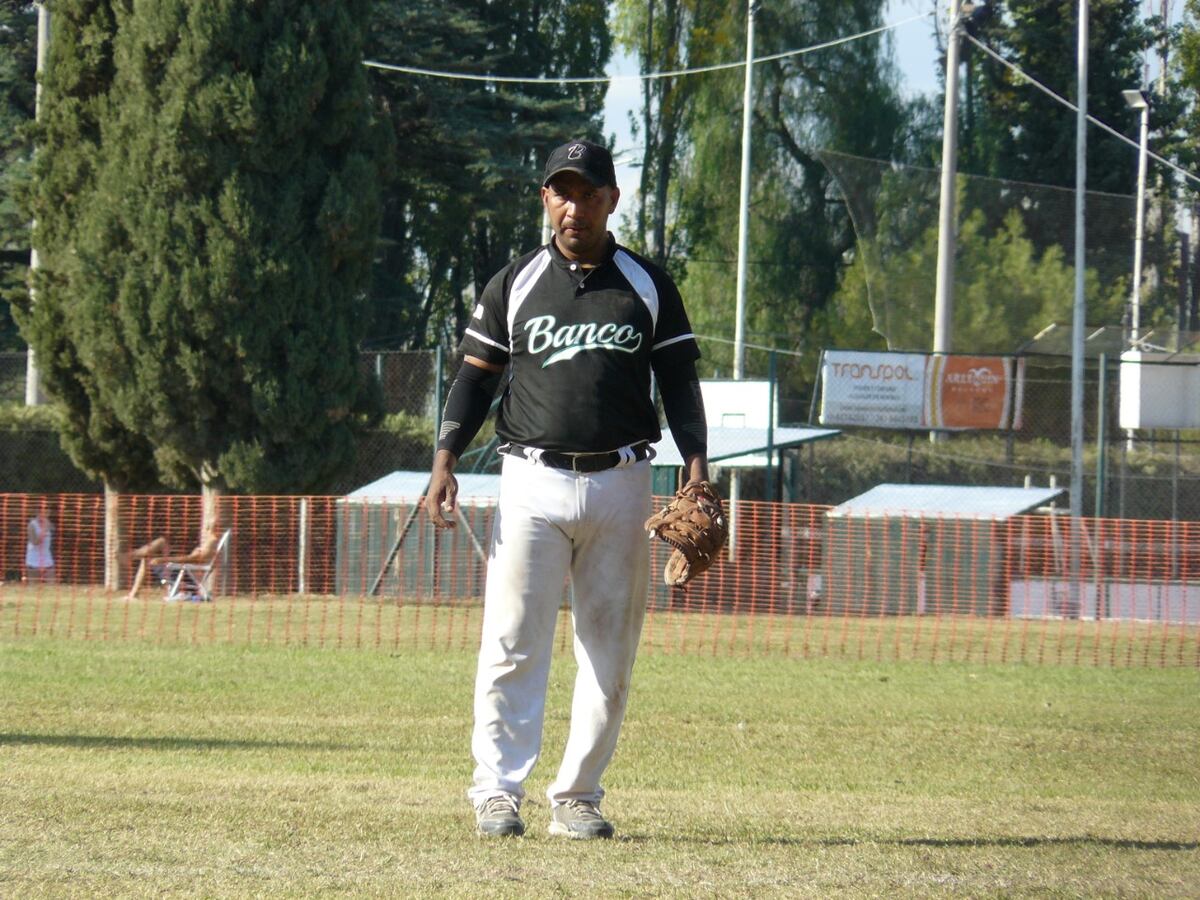 Quién es el venezolano que encontró en Mendoza su lugar para enseñar softbol