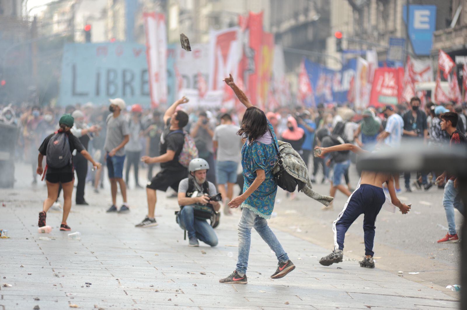 Incidentes afuera del Congreso: mientras se debate el acuerdo con el FMI.