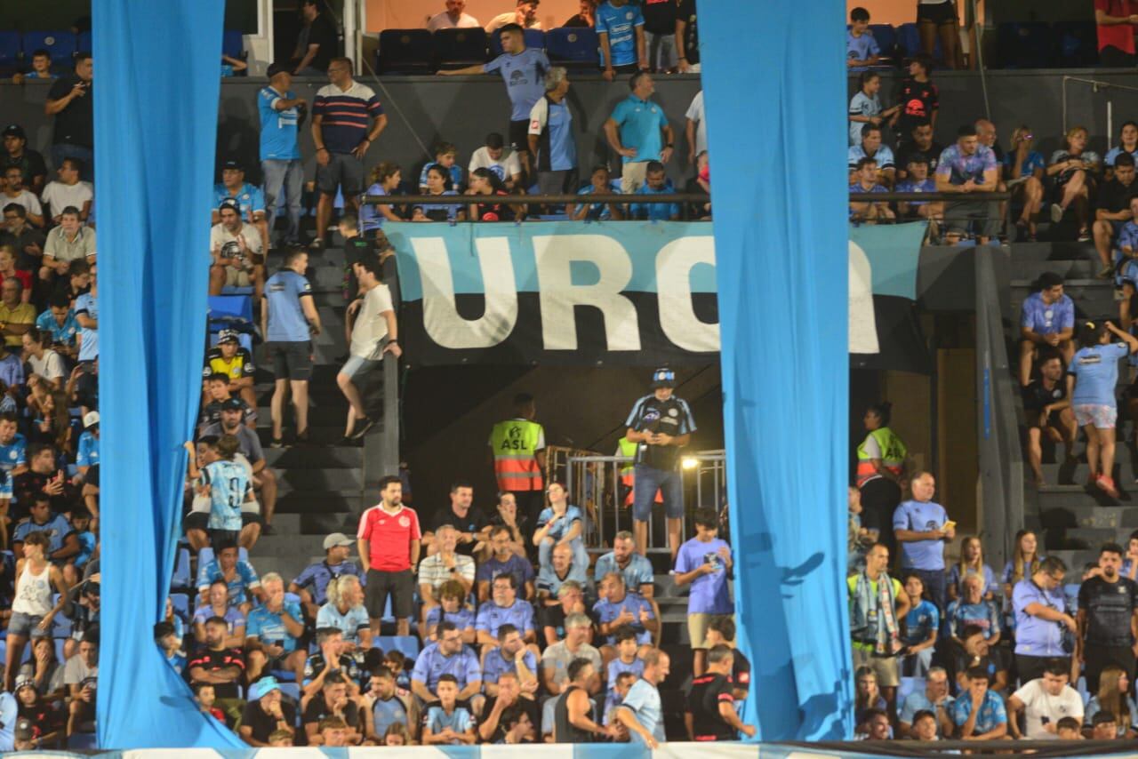 Las banderas de Belgrano en el Gigante de Alberdi en el partido ante Sarmiento por la Copa de la Liga Profesional 2024. (Javier Ferreyra / La Voz)