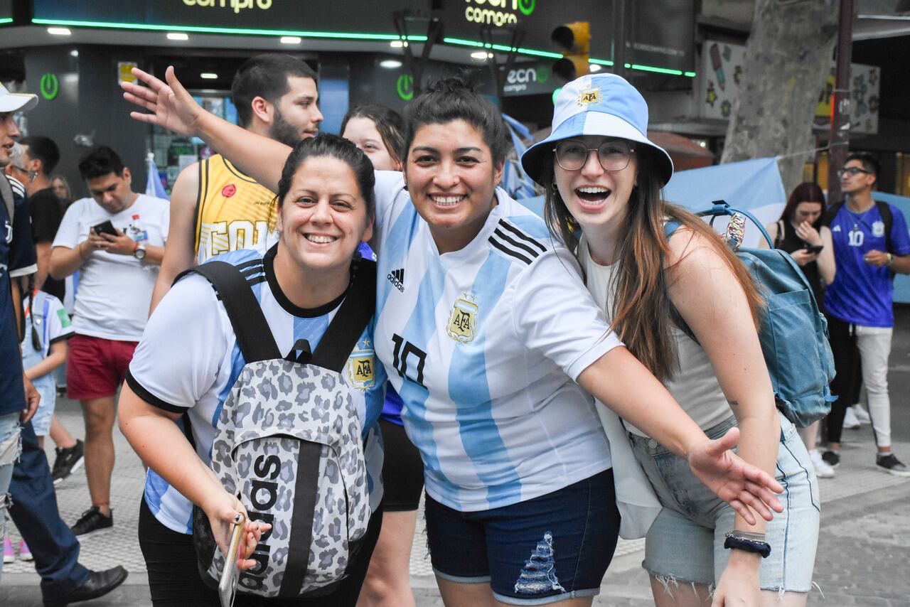 El centro de Mendoza se vistio de celeste y blanco para festejas el 2 a 0 de Argentinas  vs Mexico.