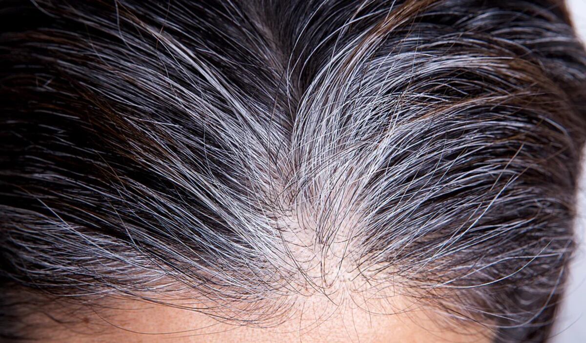 Cómo es el truco que permite disimular las canas y se hace en 5 minutos