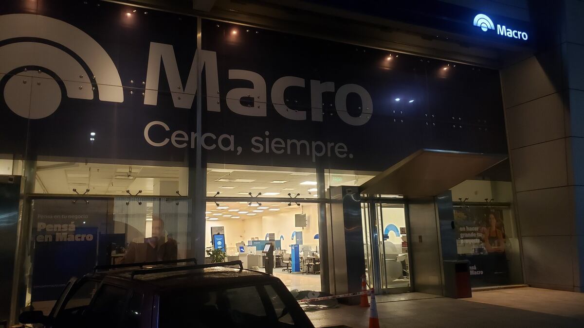 Qué dijo el conductor de la camioneta que terminó dentro de una sucursal de Macro en Córdoba