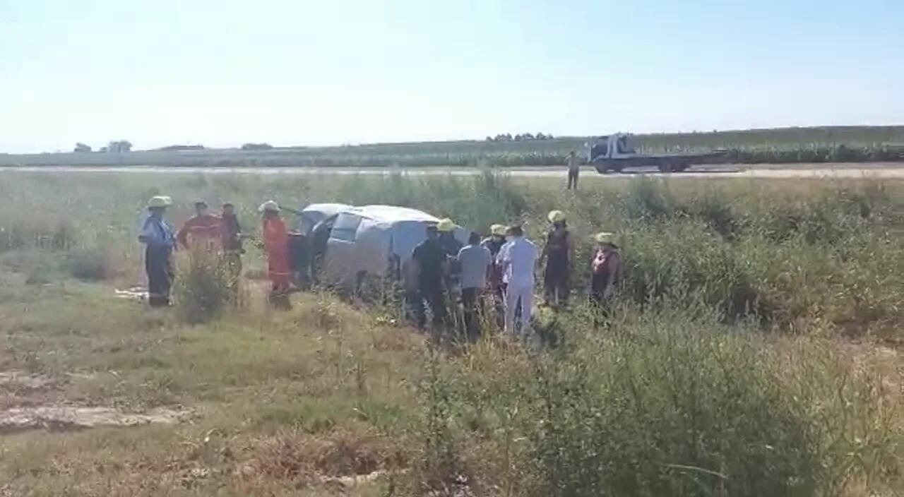 Dos personas resultaron heridas luego de que el automóvil mordiera banquina y de varios tumbos.