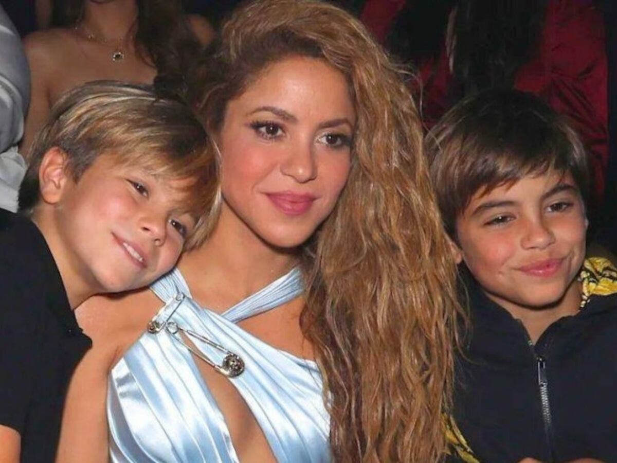 Shakira revolucionó Bogotá: salió a la calle disfrazada por Halloween y pidió dulces junto a sus hijos