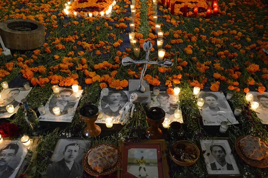 Los altares de Día de Muertos son ideados para guiar a las almas