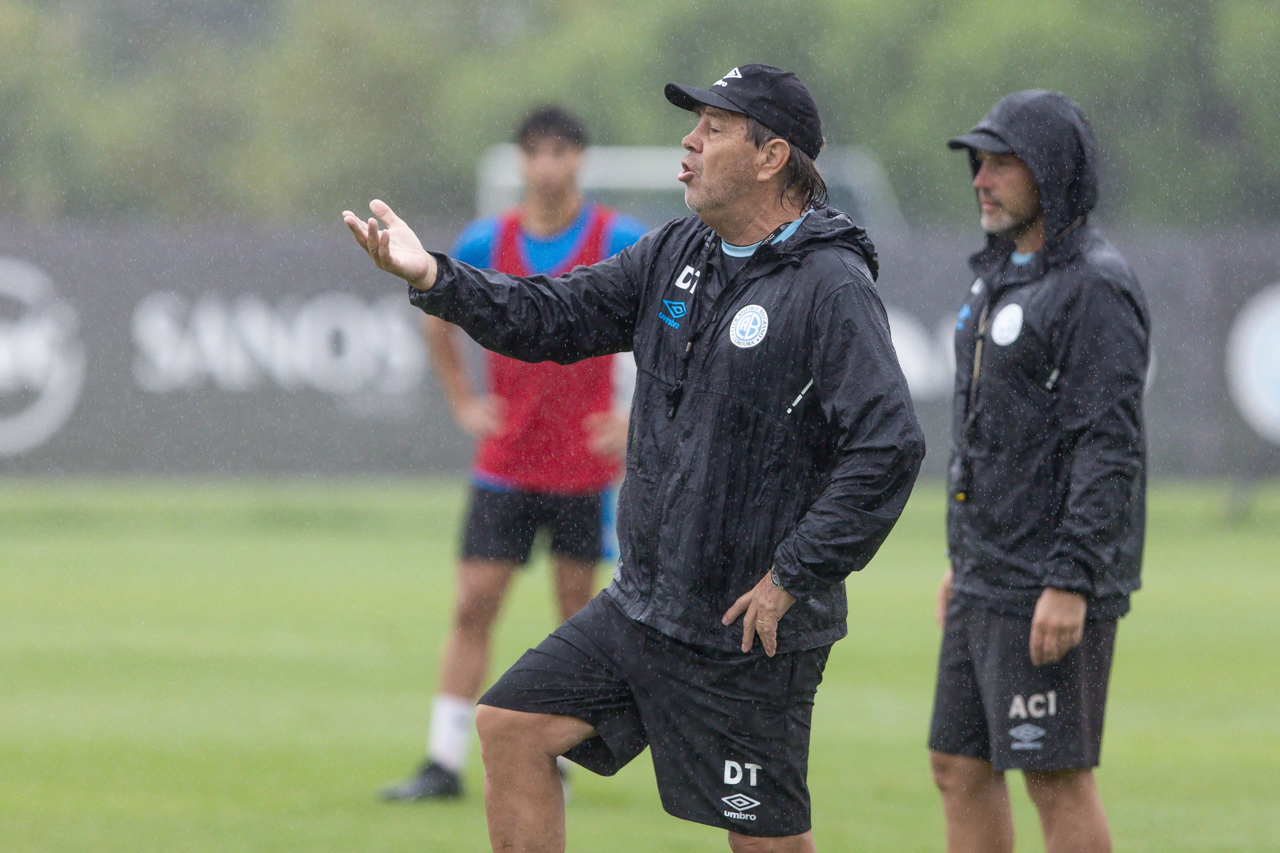 Ricardo Zielinski durante la práctica de este miércoles. El DT analiza cambios para visitar a San Martín, en San Juan. (Prensa Belgrano)