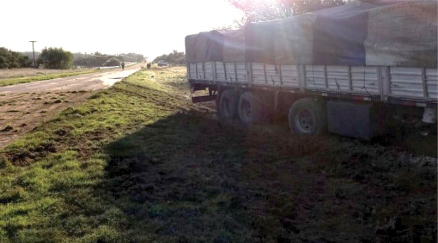 Ambos vehículos terminaron su recorrido en la banquina sur 