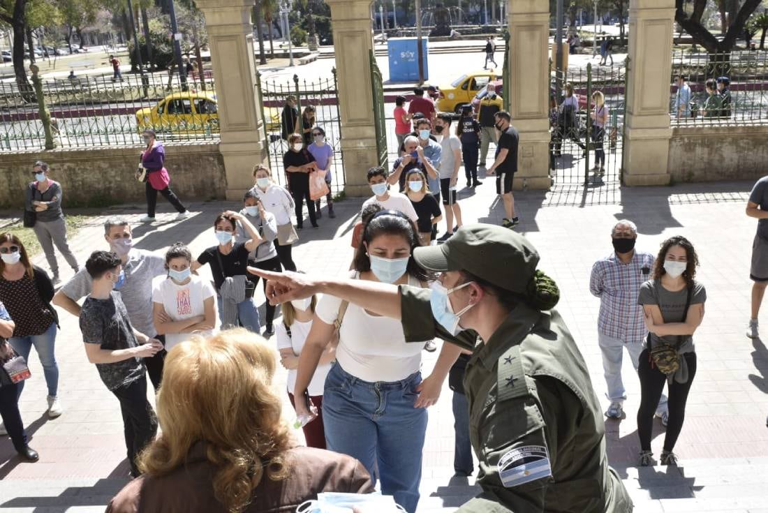 En las PASO 2021 se registraron largas filas en los centros de votación. (Ramiro Pereyra / La Voz).