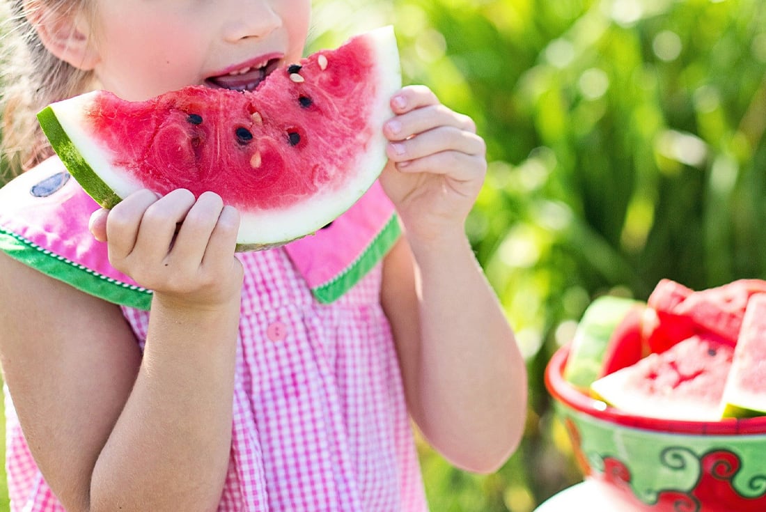 Las frutas de estación contienen grandes cantidades de agua y sales minerales. Foto: Pixabay / Aguas Cordobesas