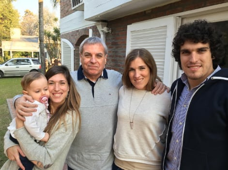 Es la luz de sus ojos, se casó y ya le sigue los pasos: así está hoy Milagros, la hija de Carlos Monti