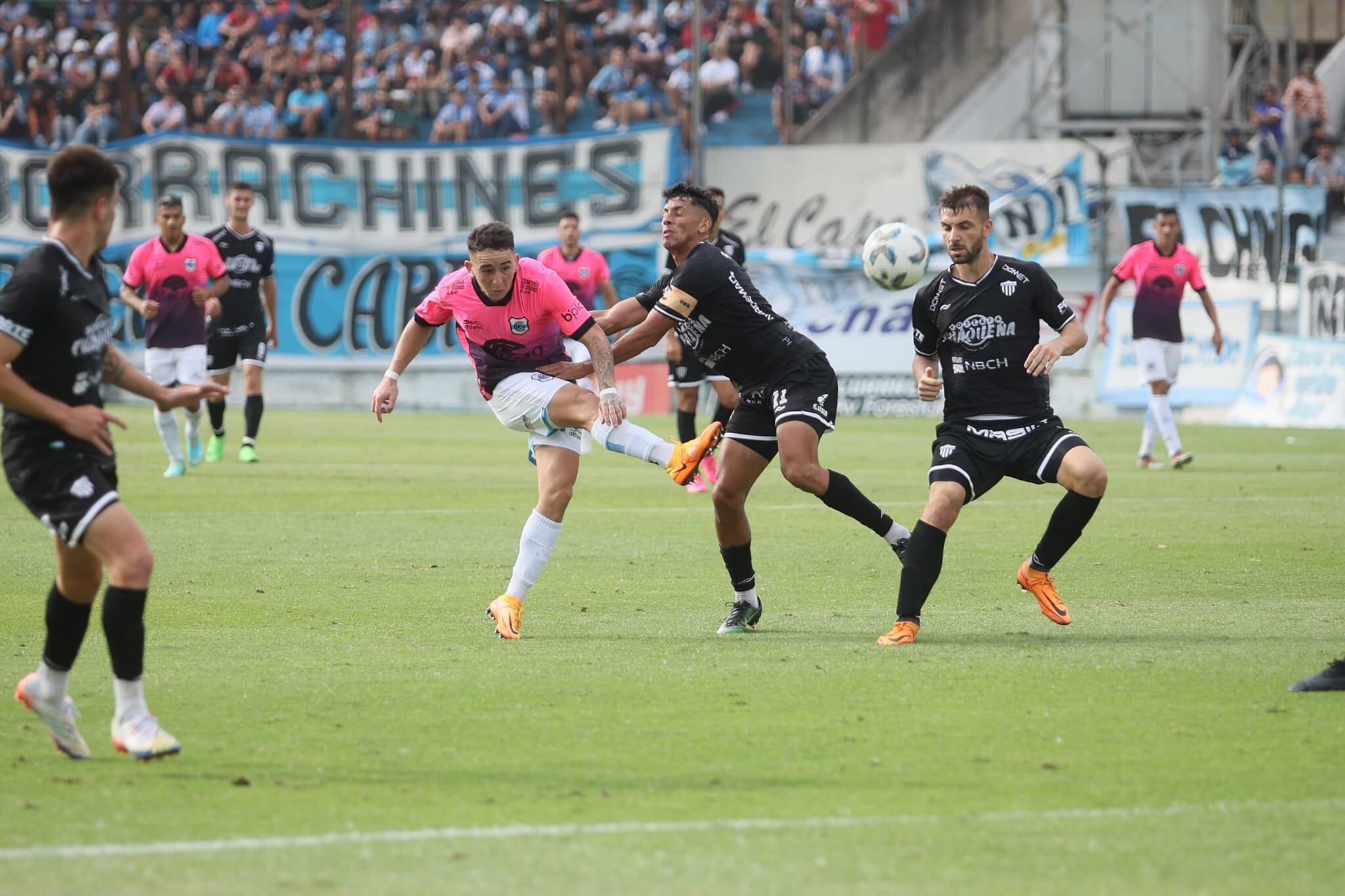 Nuevamente el público se dio cita en buen número en el estadio "23 de Agosto" y presenció otra victoria de local de Gimnasia de Jujuy.