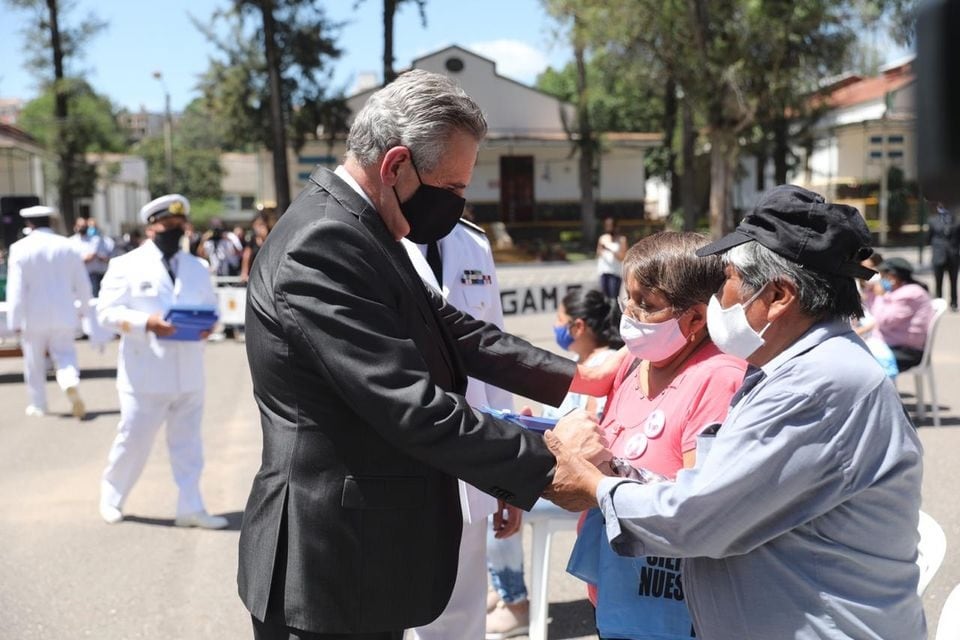 Las familias que residen en la provincia de Jujuy recibieron los atributos correspondientes al rango al que fueron ascendidos post mortem los tripulantes del ARA "San Juan".