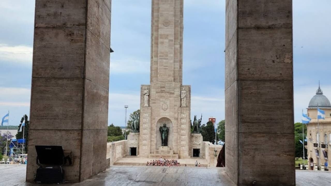 El Monumento Nacional a la Bandera se inauguró el 20 de junio de 1957.