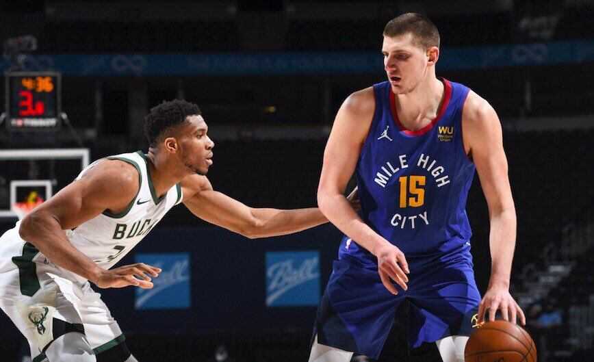 Entre Nikola Jokic y Giannis Antetokounmpo ganaron los últimos cuatro trofeos de MVP de la NBA.