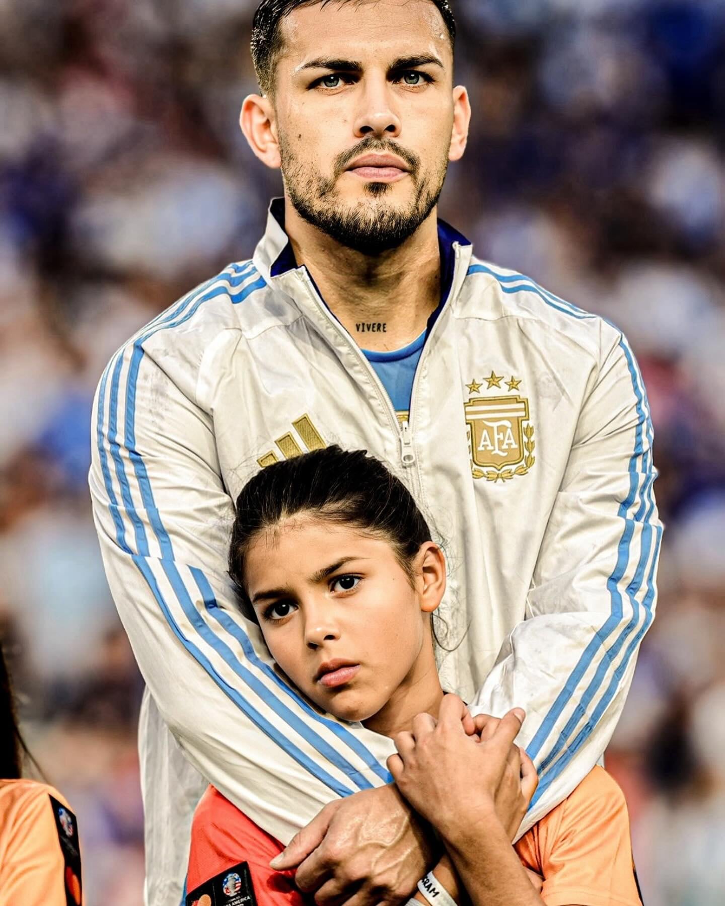 Leandro Paredes junto a su hija, Vicky