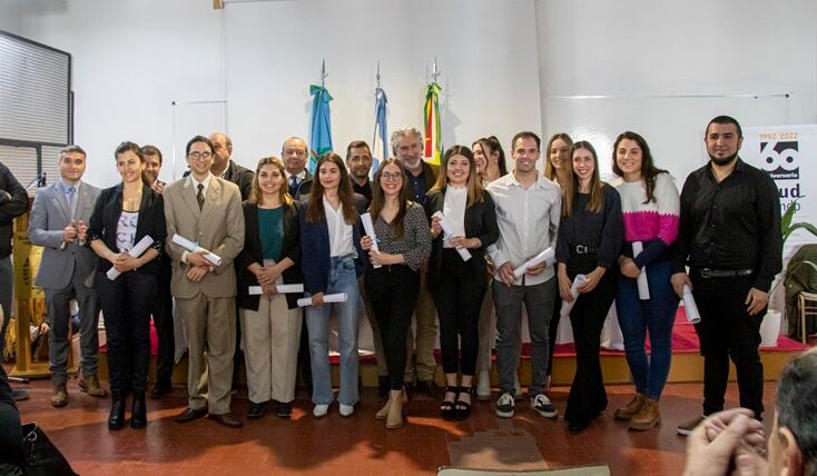 Cresta: Acto de Colación de Grado y Entrega de Diplomas de los graduados en Arquitectura y Contador Público