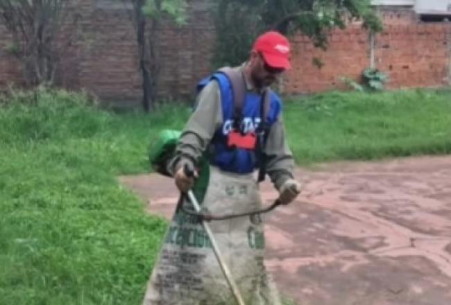 Desmalezando los patios de la escuela Scalabrini Ortiz.