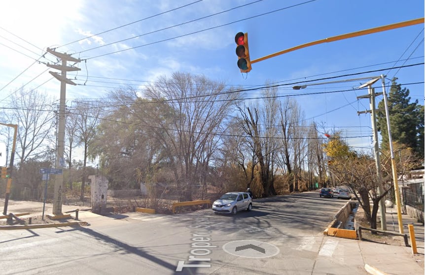 La esquina de Tropero Sosa y urquiza, donde un automovilista de 27 años murió tras chocar contra un colectivo en Maipú y quedar atrapado en el auto.