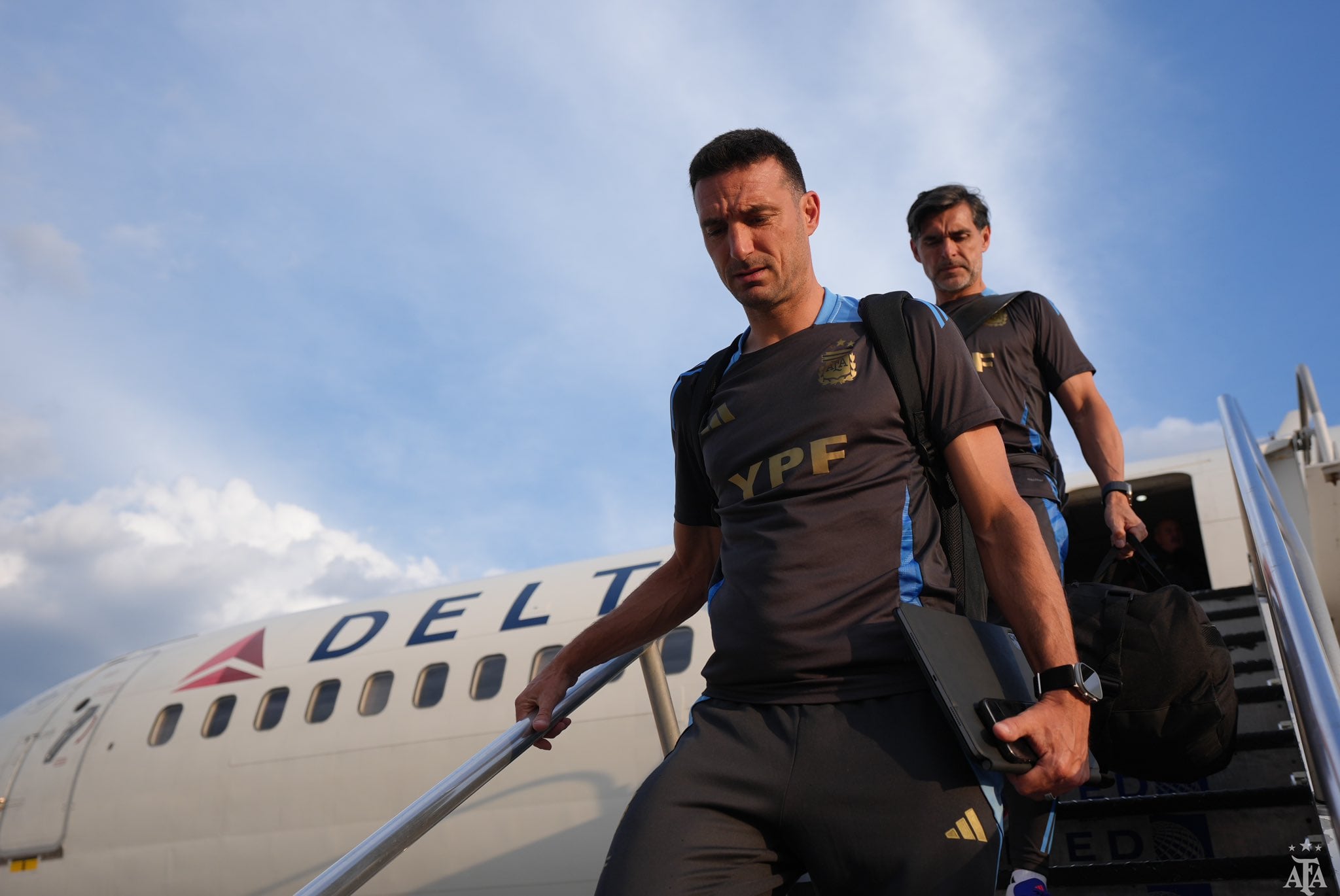 Lionel Scaloni junto a su cuerpo técnico.