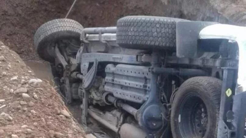 Un grupo de jóvenes volcaron en su auto cerca del paredón del Dique de Ullum