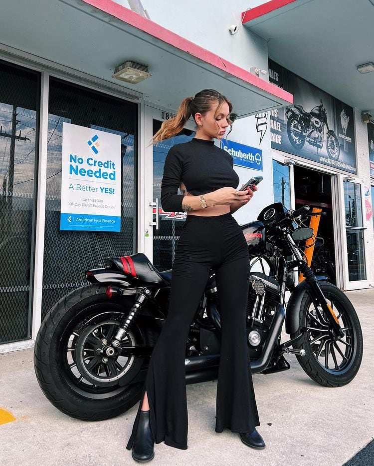 Sasha Ferro, la amiga de Romina Malaspina, conquistó corazones en crop-top y pantalones oxford al mejor estilo motoquero.