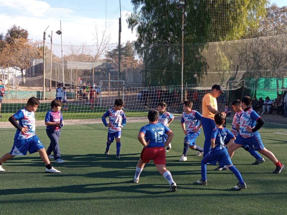 De lunes a jueves, dos horas por día, Diego entrena a sus categorías. 