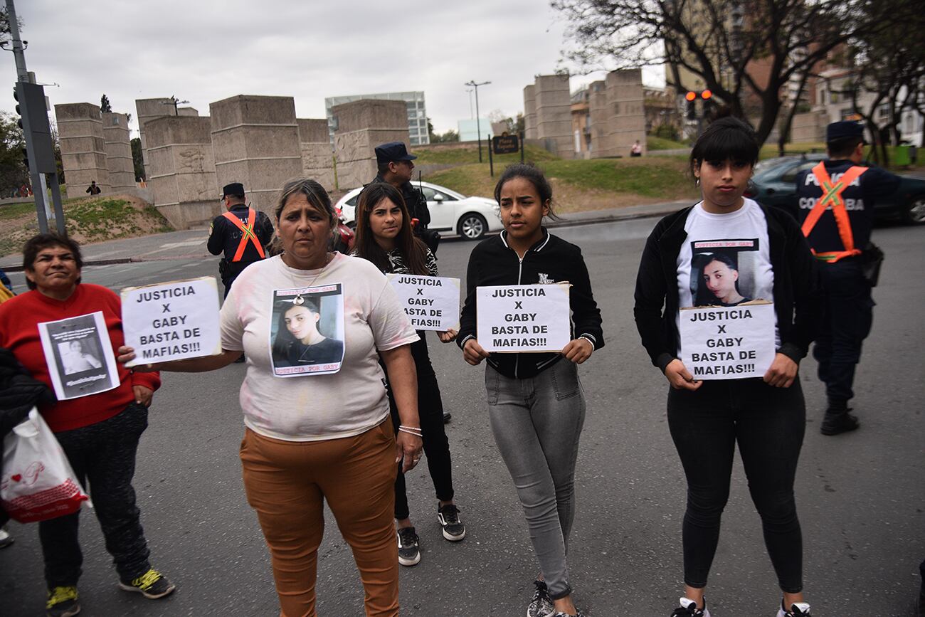 La familia de Gabriela Pérez marcha hasta el Soelsac en reclamo de justicia. (Pedro Castillo / La Voz)