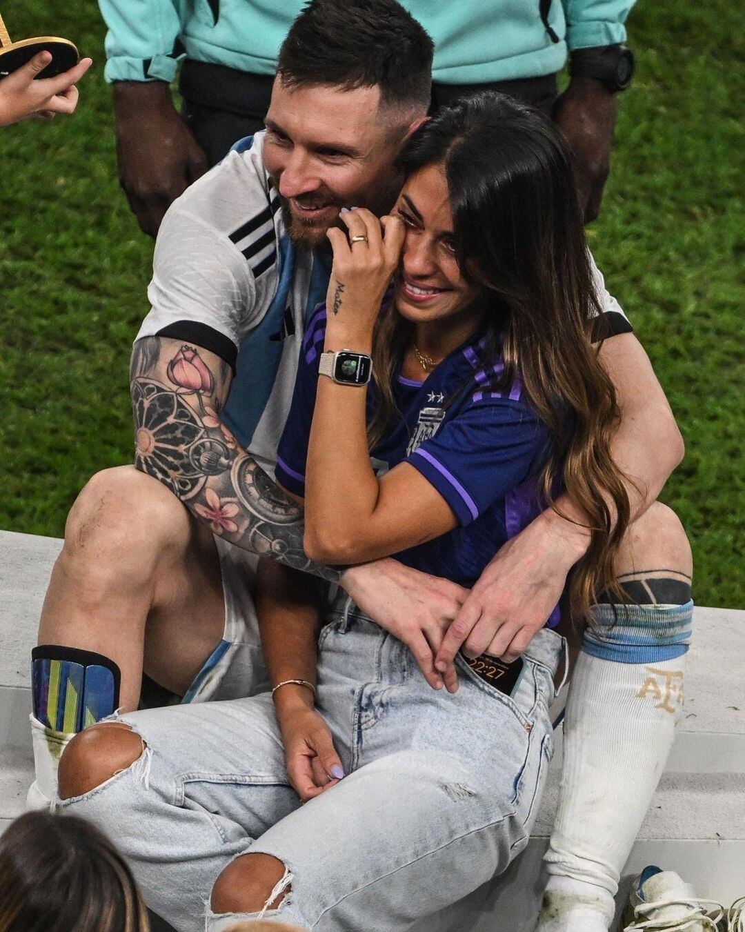 Lionel Messi y Antonela Roccuzzo felices tras la consagración de Argentina en Qatar.