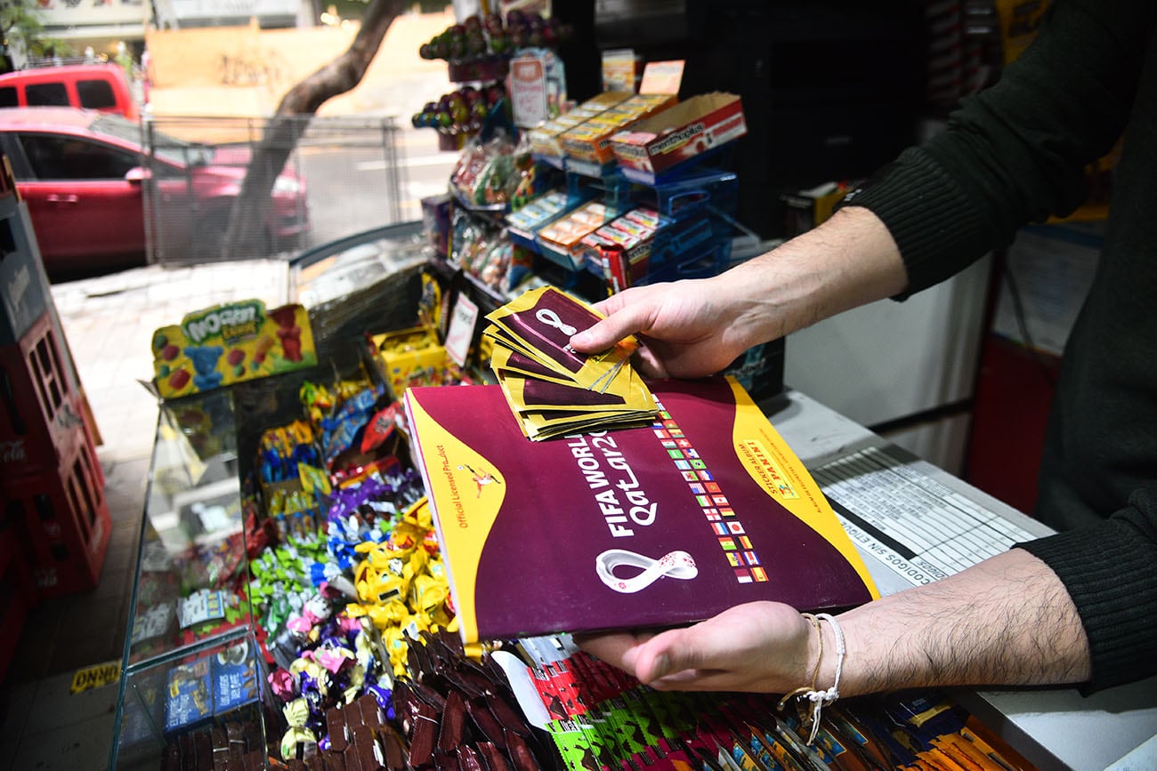 La venta de figuritas del mundial en kioscos de Nueva Córdoba.