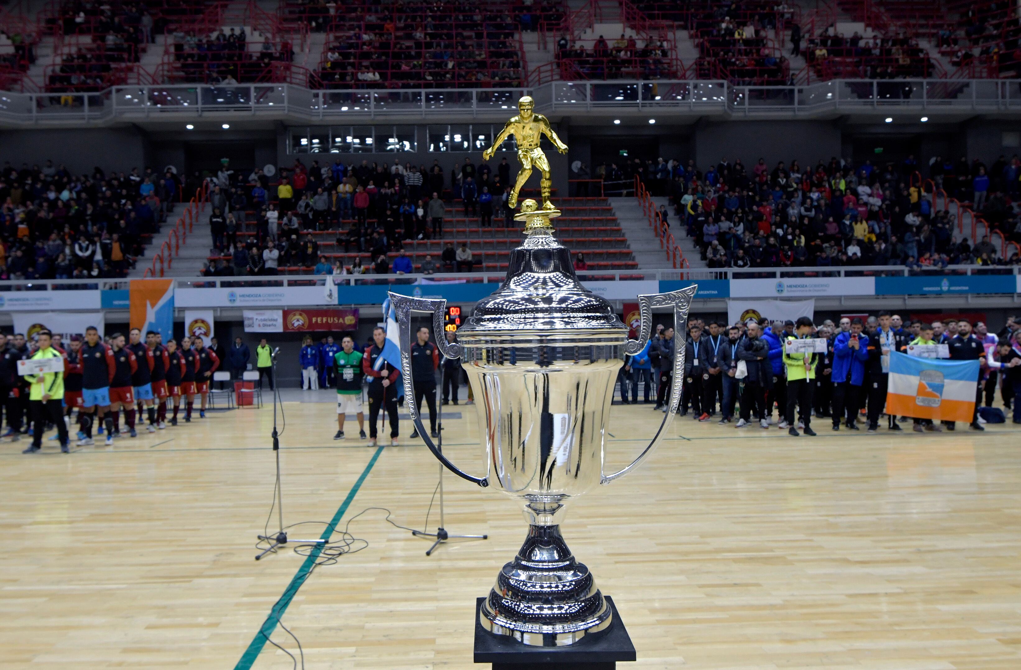 13 Junio 2022 Deportes
Fútbol de Salón Argentino de Selecciones.
 El equipo Seleccionado de Futsal de Mendoza, dirigido por Gustavo Gallardo comenzó perdiendo ante Tucumán, pero lo dio vuelta con juego y actitud. Diego Koltes, “Lucho” González y “Moto” Giordanino, los goleadores mendocinos

Foto: Orlando Pelichotti / Los Andes