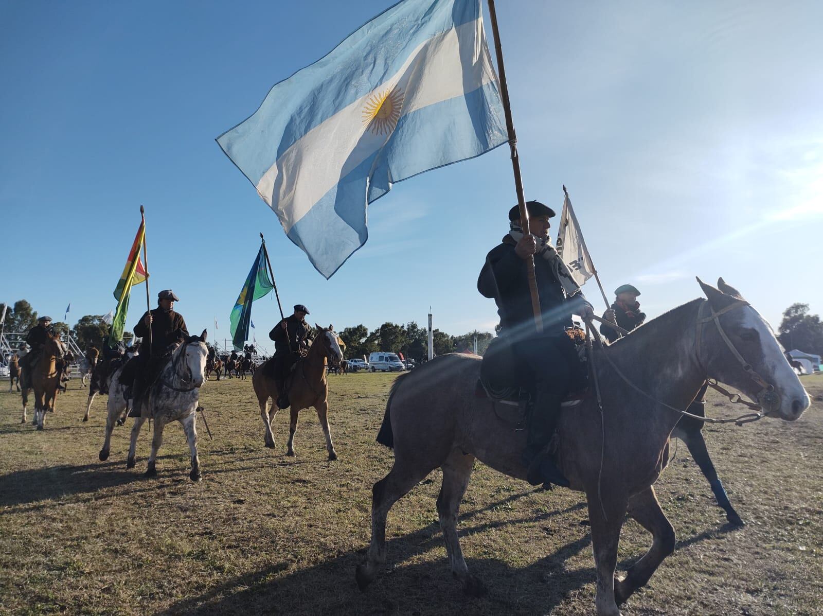 Integrantes del campo de doma El Palenque entregaron un reconocimiento al intendente Sánchez