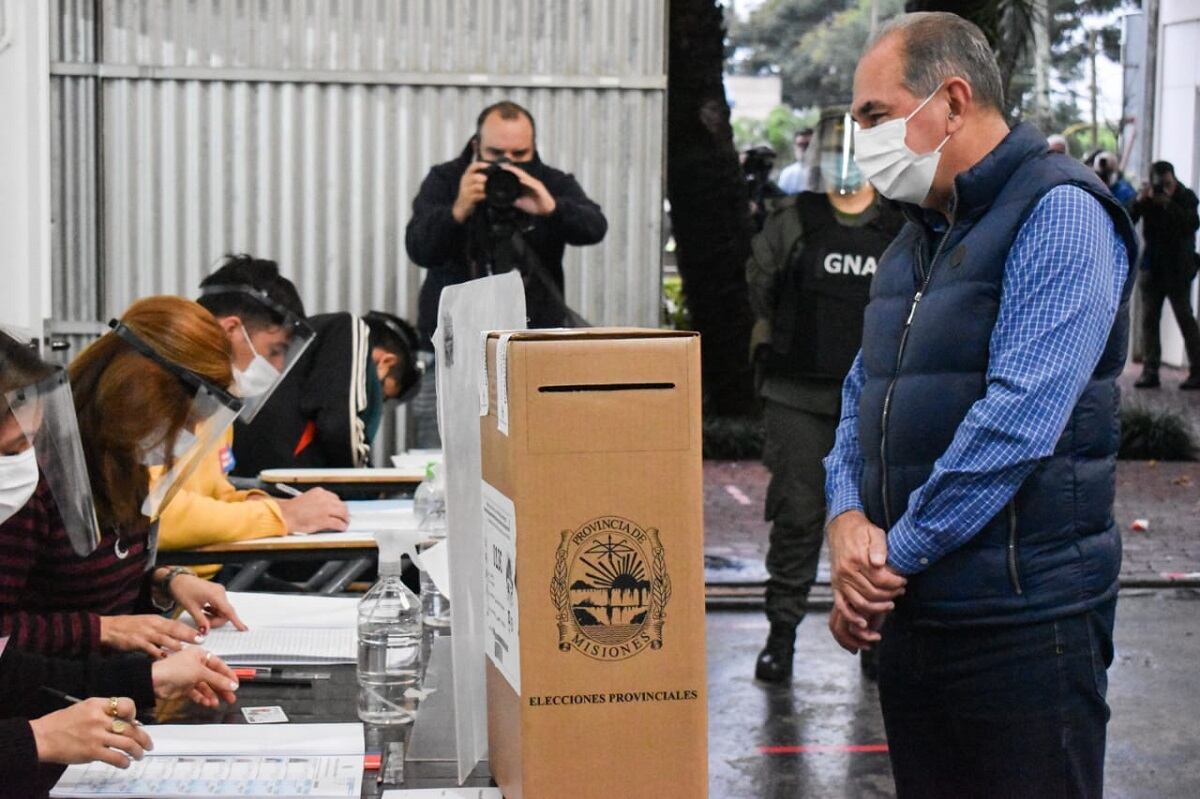 Poco después de la apertura de los comicios, emitió su voto el actual intendente de la ciudad de Posadas, Leonardo Stelatto