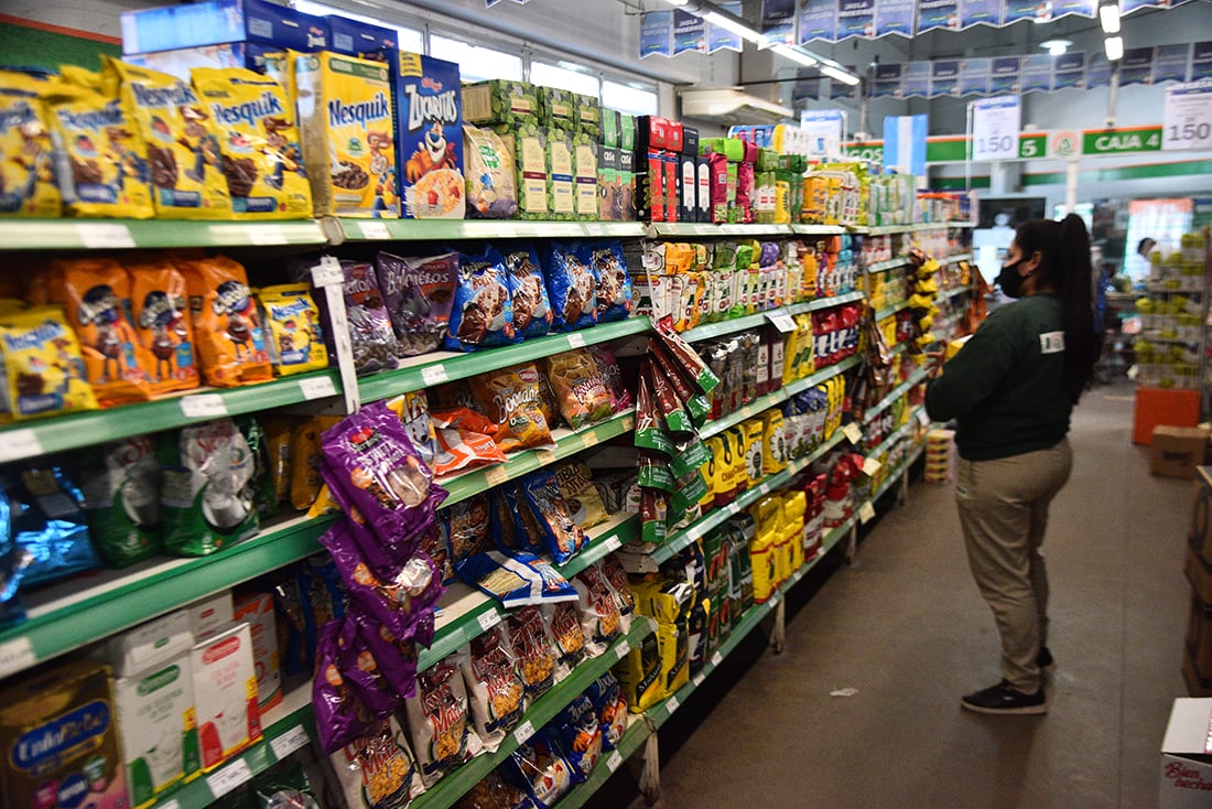 Buscando precios en el supermercado. 