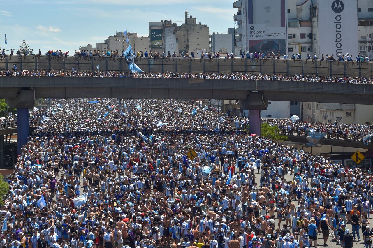 Una multitud por las principales avenidas y autopistas de Buenos Aires, a la espera de ver a los campeones del mundo. Más de 4 millones de personas. (AP)