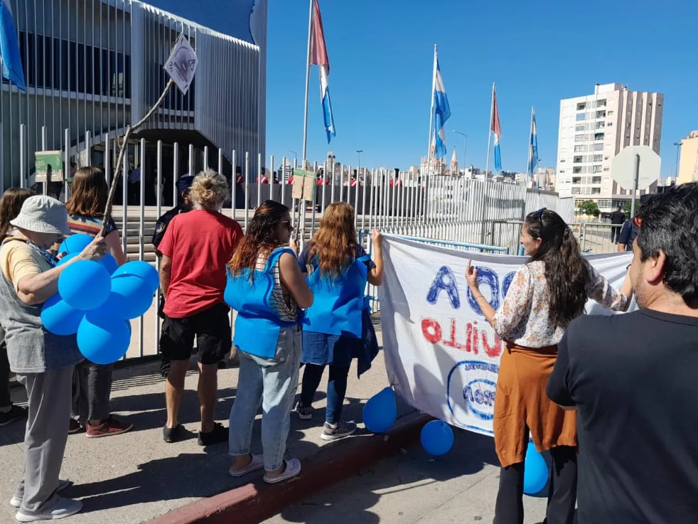 El reclamo de padres y docentes de escuelas ProA del interior de Córdoba en la asunción de Llaryora.