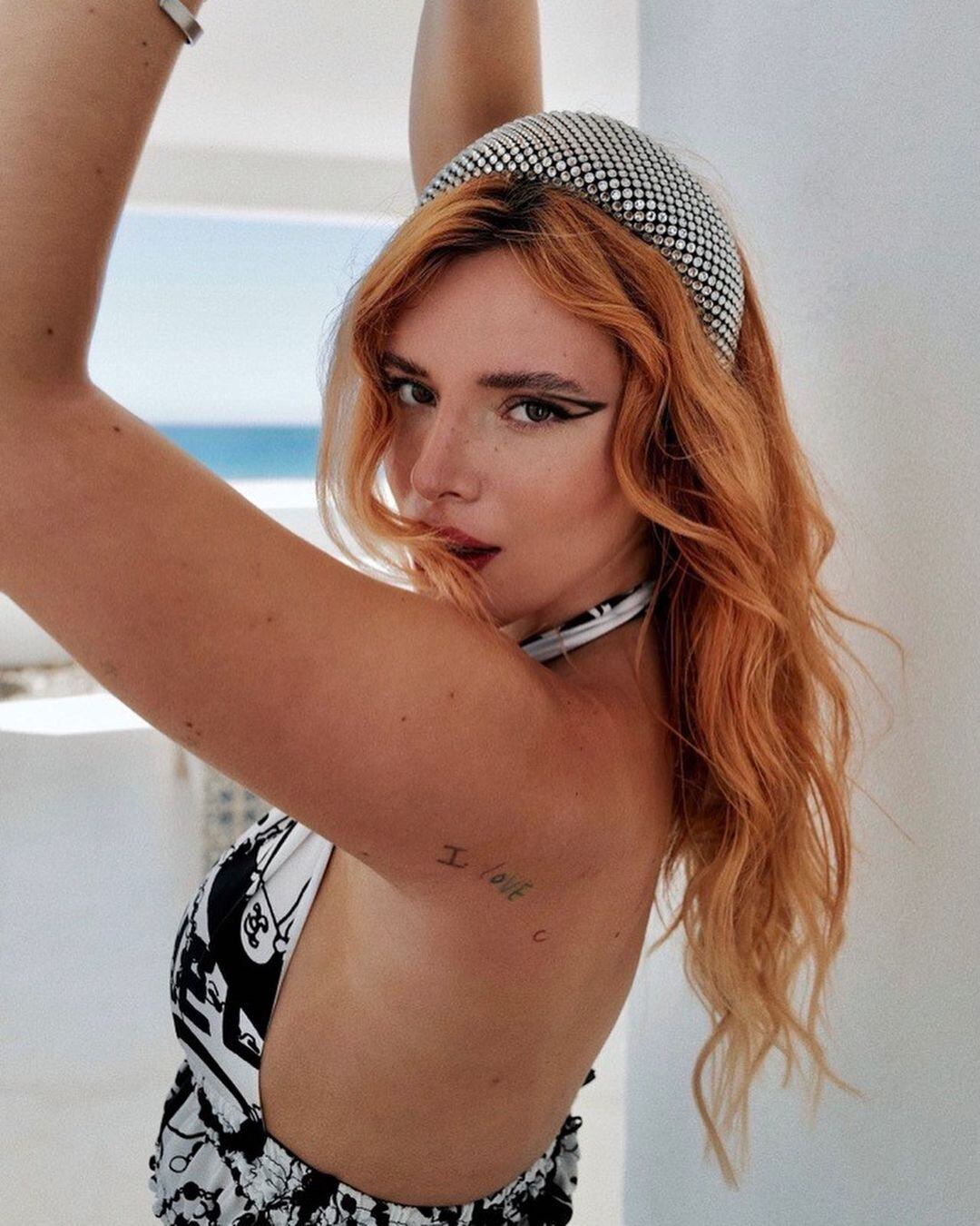 Bella Thorne y su conjunto playero