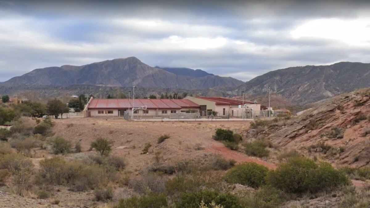 Escuela 4176, Valles de Potrerillos, donde los estudiantes manifestaron que habían llevado a la escuela elementos punzantes "para defenderse a la salida".