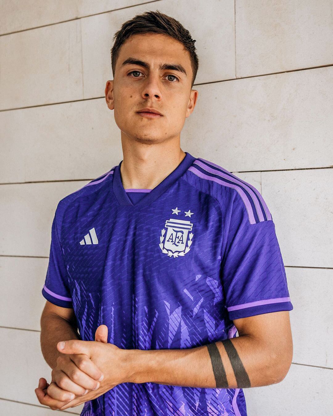 Paulo Dybala con la camiseta suplente de la Selección Argentina para el Mundial de Qatar 2022.