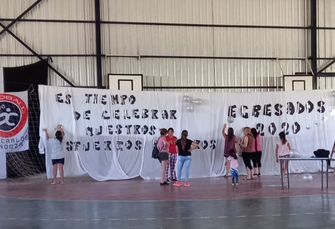 Padres de alumnos de séptimo año de la Escuela Bernardo Quiroga organizaron el acto de colación para que sus hijos no se perdieran de la experiencia.