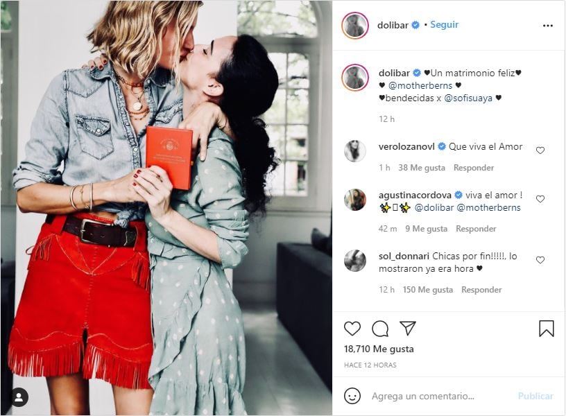 El beso de Dolores Barreiro con una mujer en Instagram (captura web).