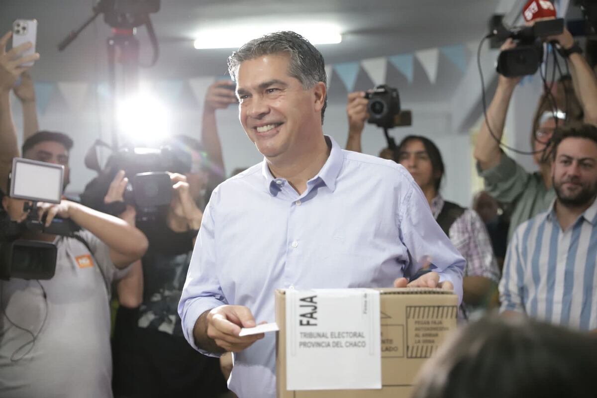 Jorge Capitanich llegó temprano a votar y le pidió a los chaqueños que “vaya a votar, que se exprese”