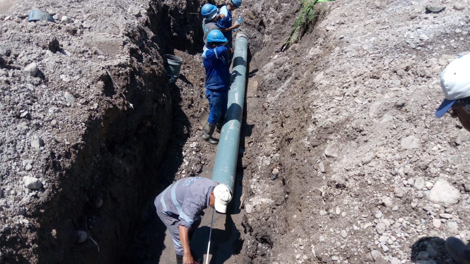 El plan de trabajo consistió en reemplazar un tramo de diez metros del acueducto PEAD de 315 mm.