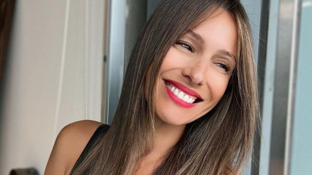 Rockera y chic: Pampita abrió la noche de Miami con un impactante minivestido negro